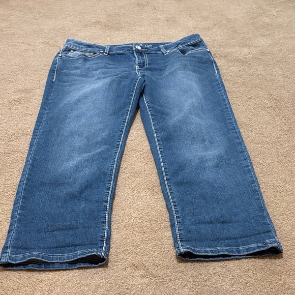 Apt. 9 Capri Jeans with blinged studded back pockets - Picture 2 of 14